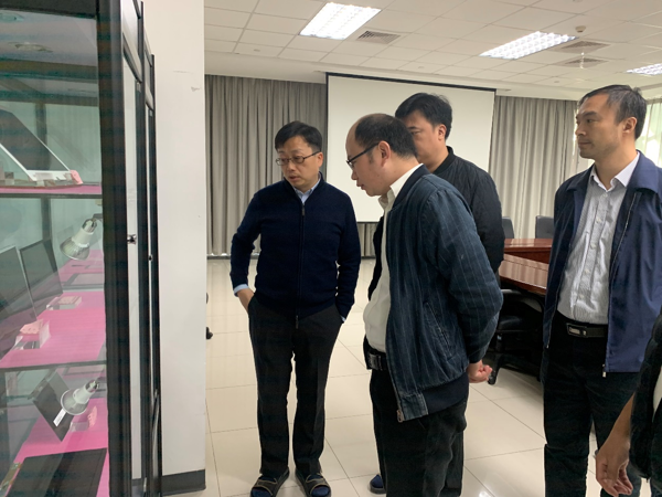 圖2 項(xiàng)目組走訪調(diào)研園區(qū)電子信息企業(yè)